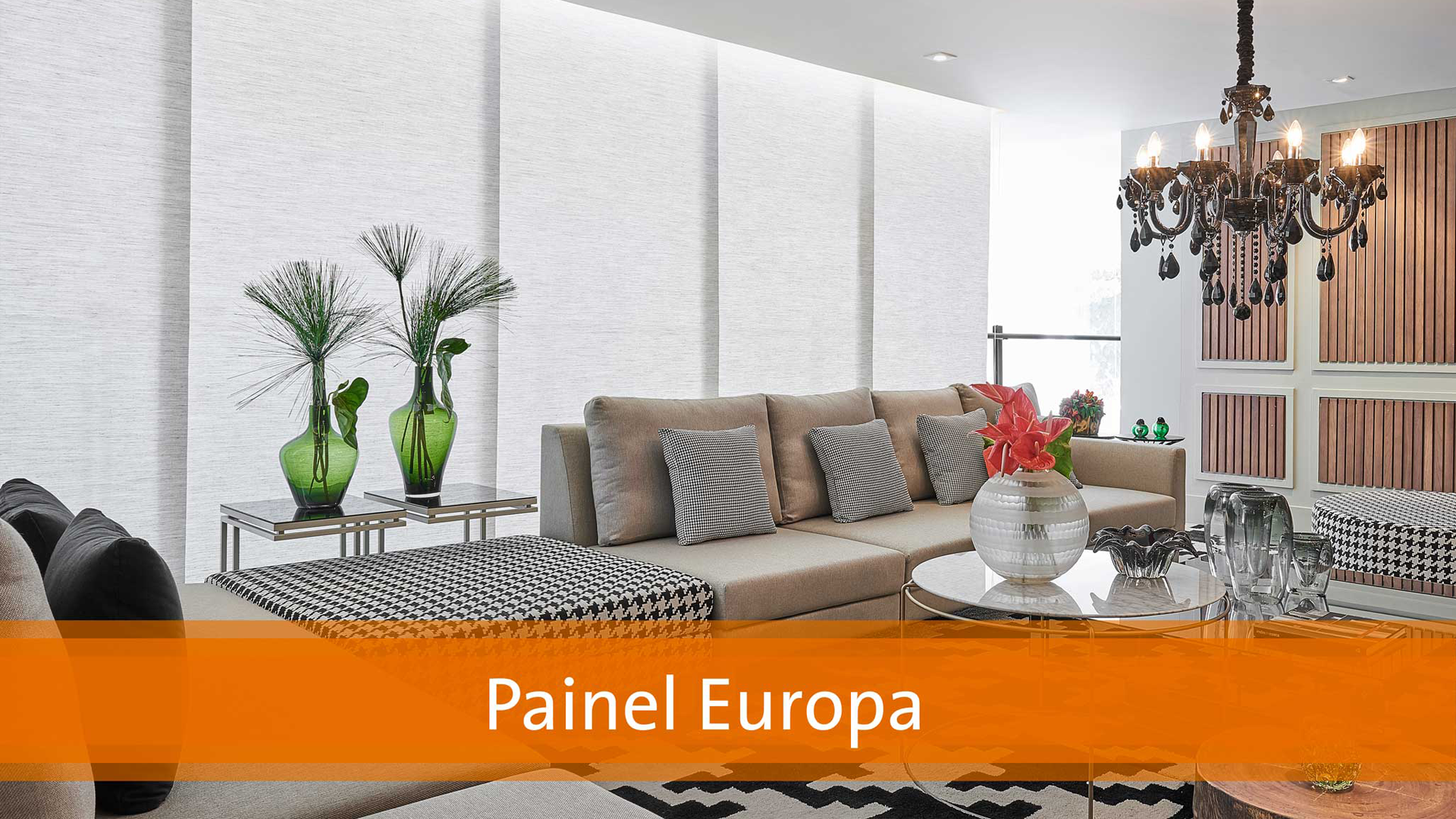 Sala com cortinas integradas à marcenaria