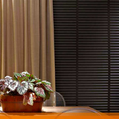 Ambiente corporativo com persianas