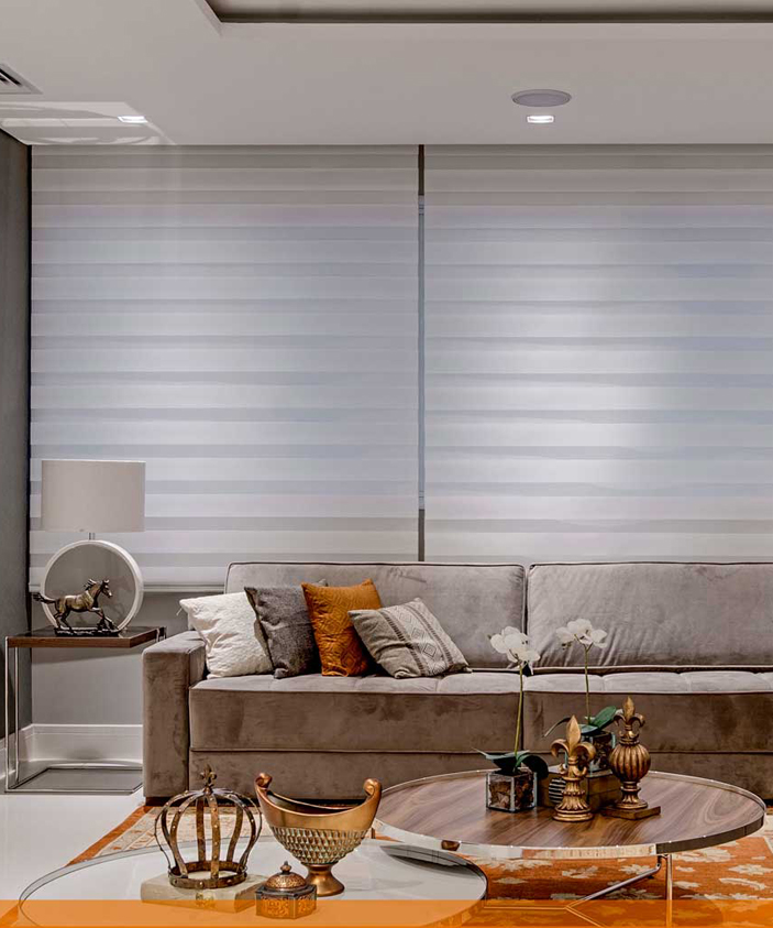 Sala de estar com cortinas sob medida